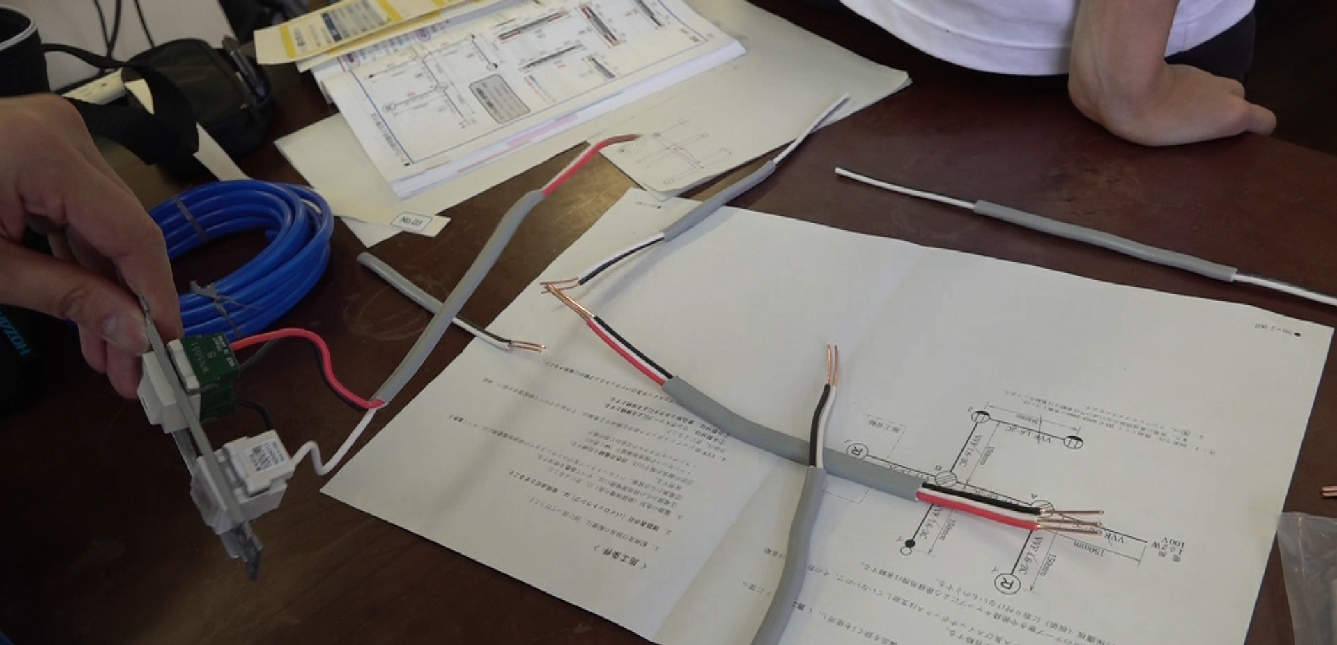 ２人１組で協力し合いながら図面を描き配線作業をしてもらいました